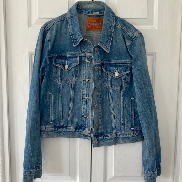 Levi's denim jacket light wash size large
